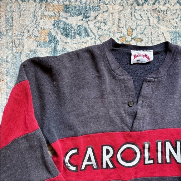 VINTAGE 80’s Nutmeg Mills CAROLINA Cropped Henley Jersey Sport Sporty Collegiate - Picture 2 of 6